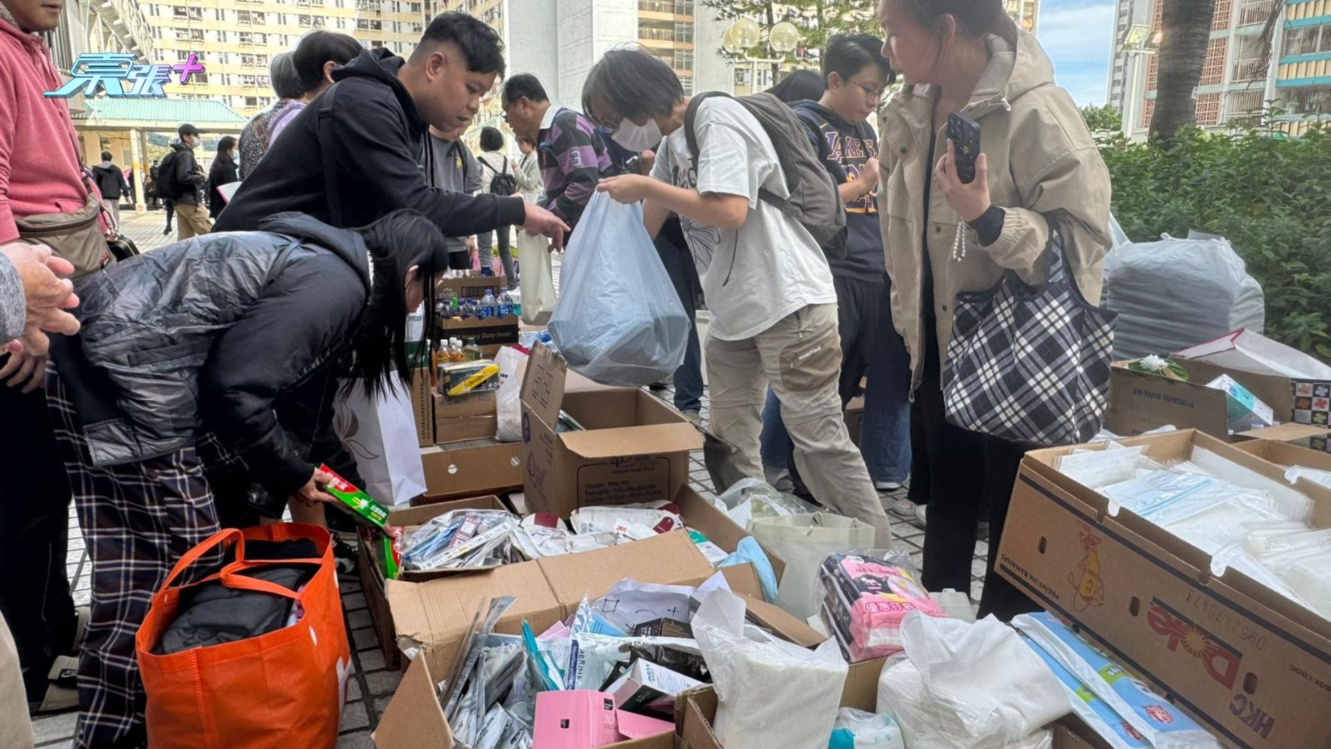 現場義工向捐贈者溫馨提示，指熟食類物資若過量容易變壞。社區愛心湧現的同時，亦展現出理性分配的一面。這場突如其來的災難，映照出社區鄰里間最質樸的溫暖。