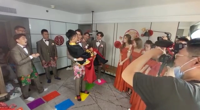 「送水輝」許家傑抱住新郎踩在石春墊。