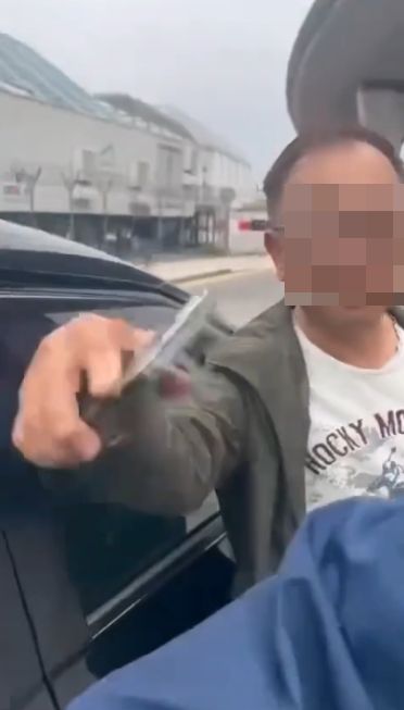 有片｜的士司機不滿被搶客舌戰網約車司機