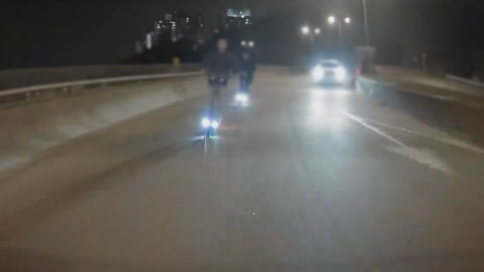 5人踩電動滑板車行馬路上飛鵝山