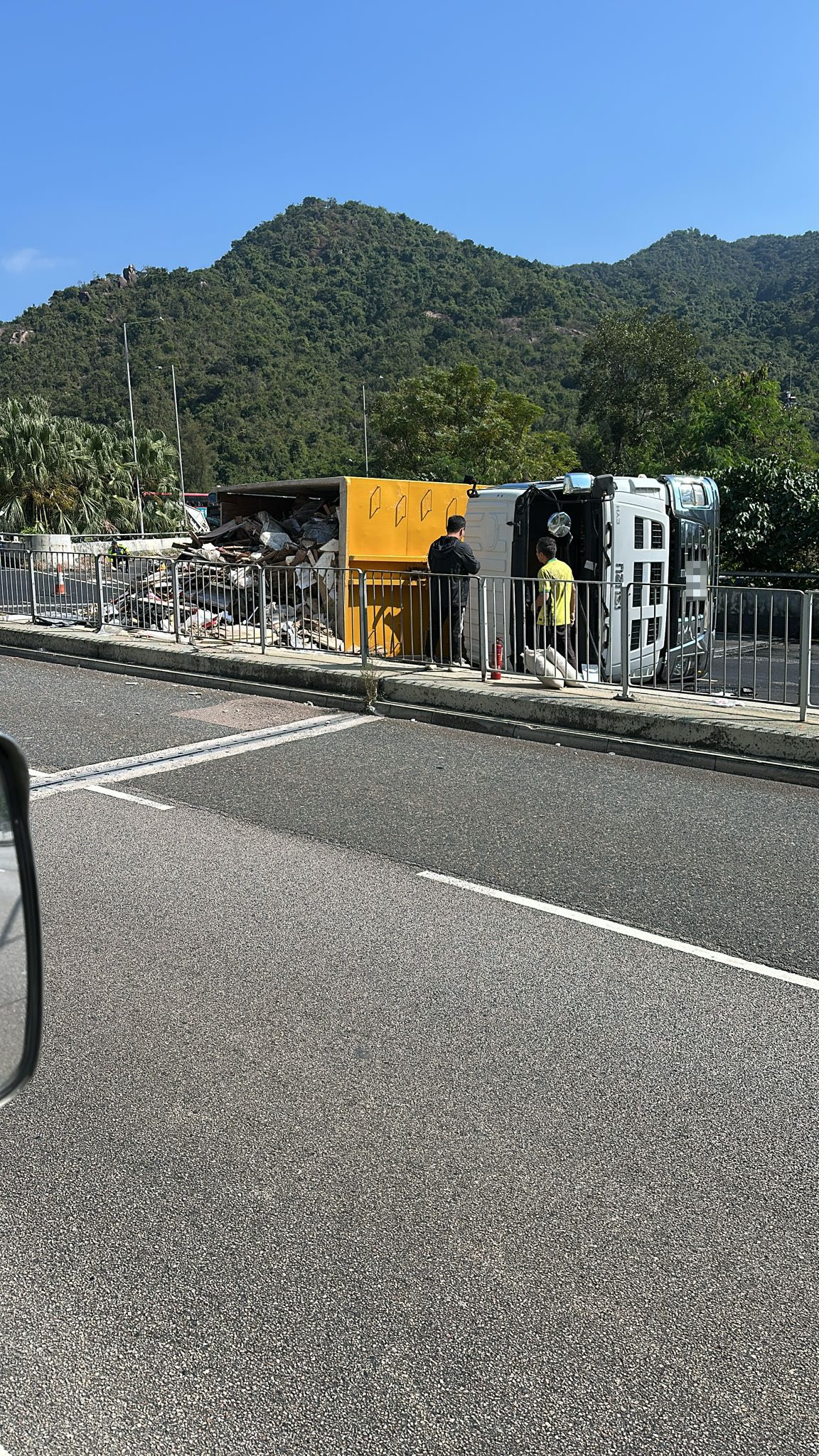 網上相片可見，涉事泥頭車貨斗上的工業廢料散落一地，阻礙兩條行車線。（Facebook 圖片／馬路的事 (即時交通資訊台)／Bosco  Chu ）