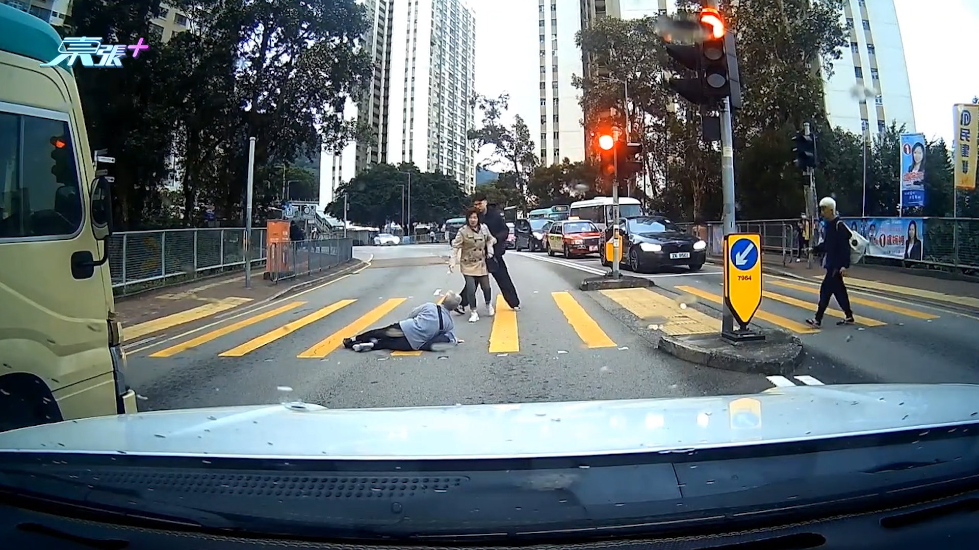 車Cam直擊｜老人衝燈不慎仆倒馬路　片主呼籲體諒反被罵：等下會死咩？