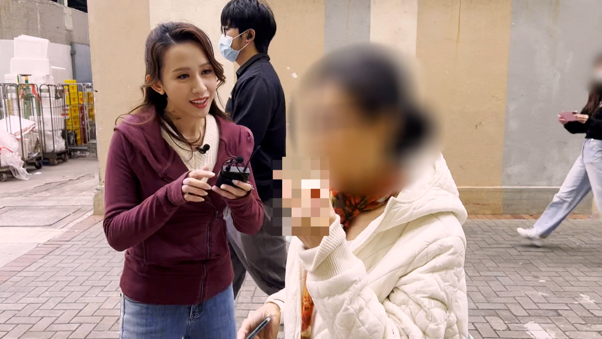 攝製隊接近「尖叫姐」，希望她回應鄰居的投訴，她展示不文手勢，其後與主持稍作對答。