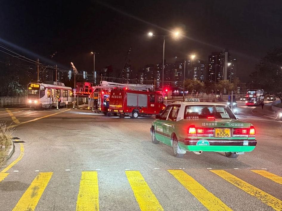 屯門寶馬私家車突然衝紅燈，遭輕鐵「攔腰撞」打白鴿轉。(網上圖片)