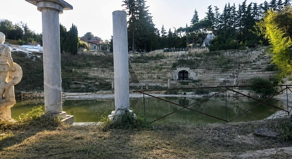 涉事「古蹟」使用了大量現代建築材料，包括玻璃纖維、紙漿、水泥、石膏等等。（X圖片）