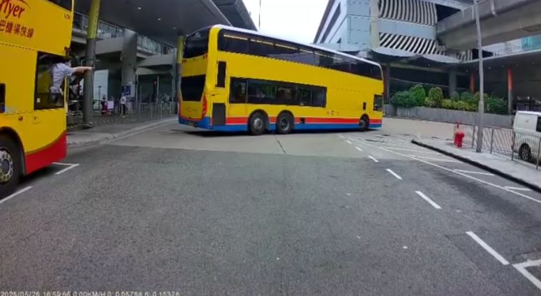 車Cam直擊｜兩城巴機場碰撞車長伸手截停前車
