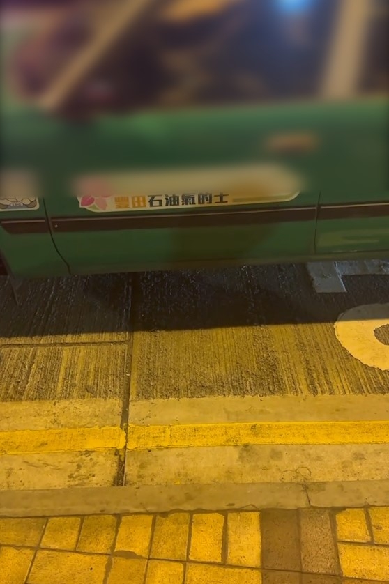 綠的司機勁誇張路邊自瀆遭拍下　被嘲「無車牌但有飛機牌」 (Threads@jimmy_0524.0524)