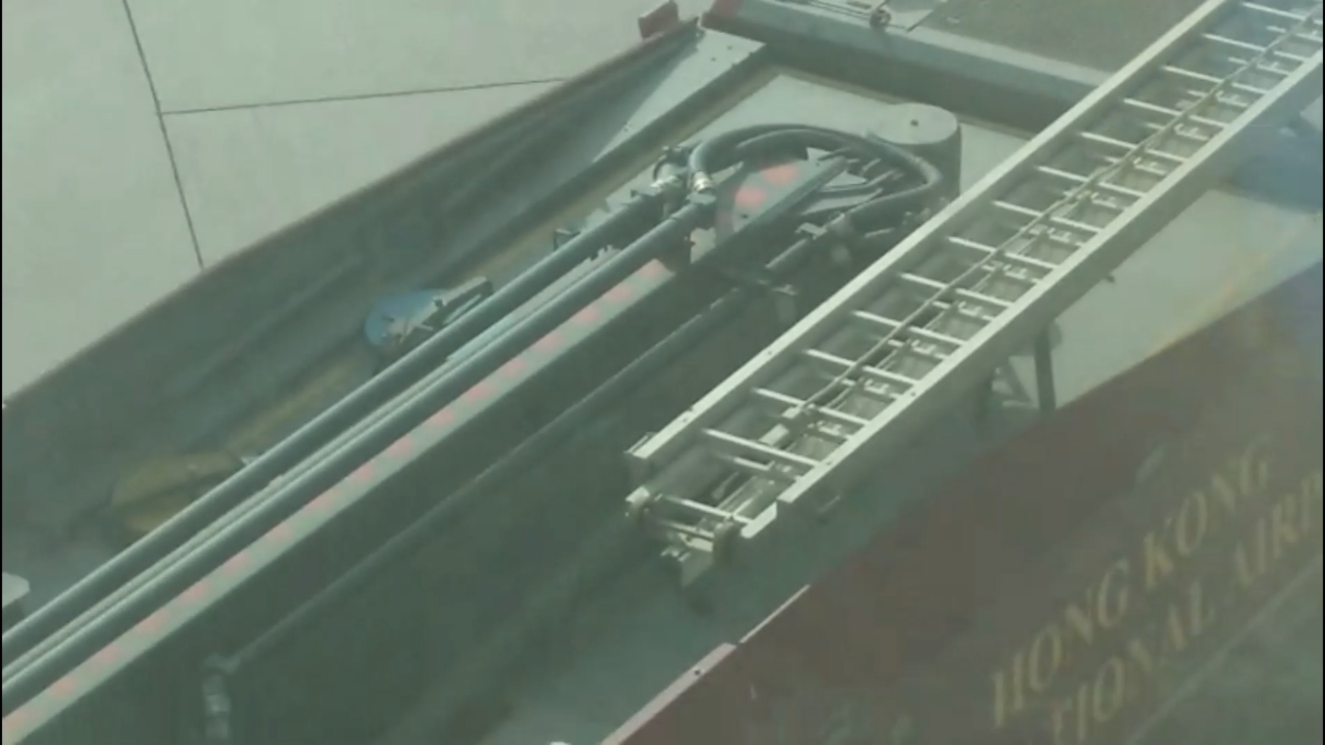 東張西望報料｜赤鱲角機場中場客運廊失火冒煙　觀眾拍片報東張：好多濃煙好臭