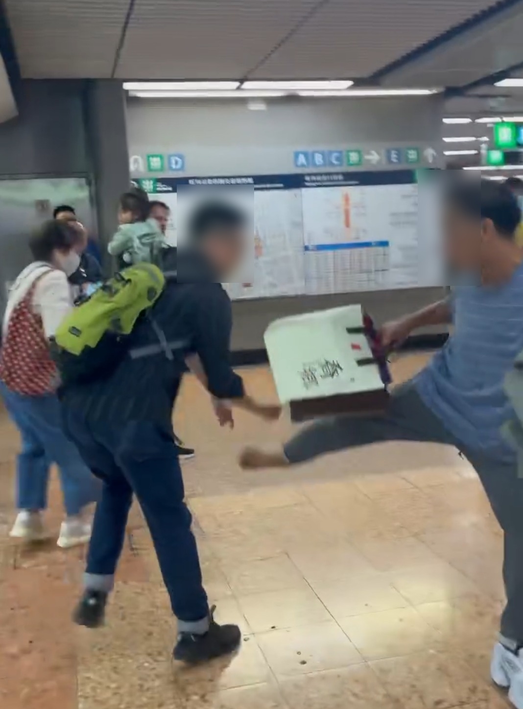 期間藍衣男子更一度踢至鞋子飛脫，赤腳繼續追踢。