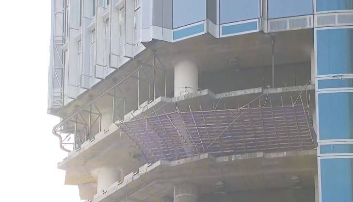 西九高鐵站上蓋工業意外｜玻璃幕牆組件壓斃工人，地盤全面停工。