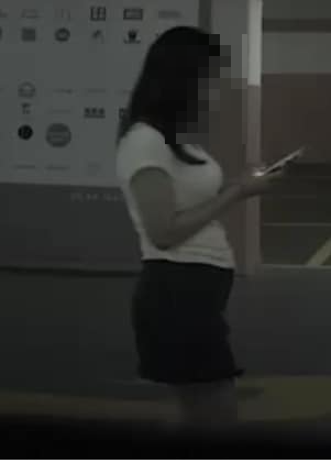 山頂廣場停車場小朋友「無公德心」車尾便溺　車主：我部車係唔係香啲