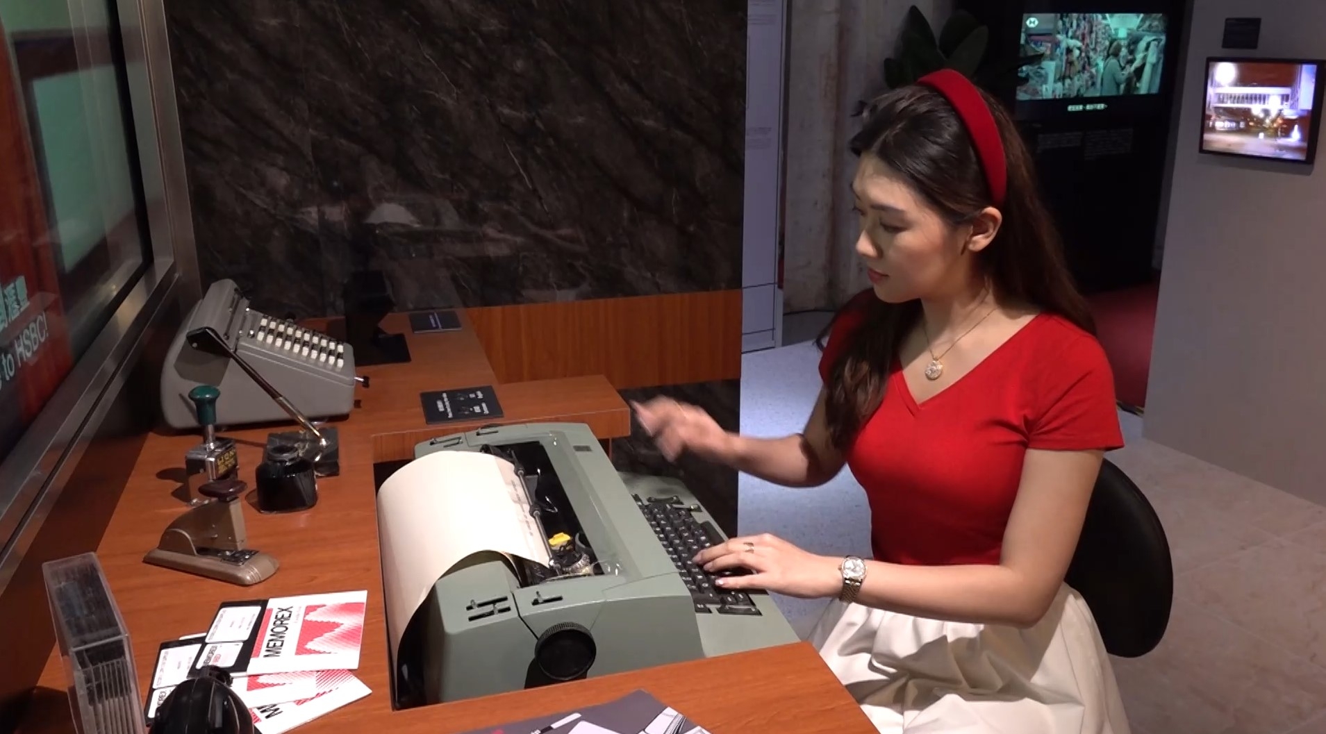 引領大家一起緬懷銀行的集體回憶。