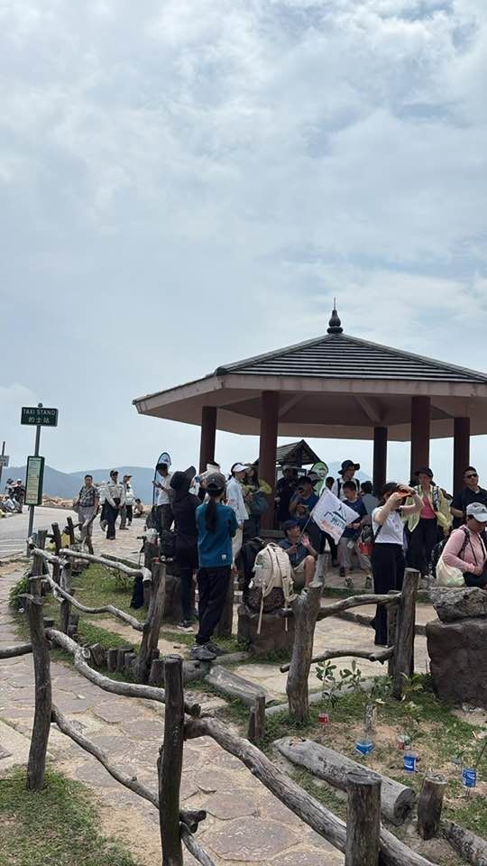 而近年深受內地人歡迎的西貢東壩、旺角道行人天橋等亦同樣被「逼滿人」。