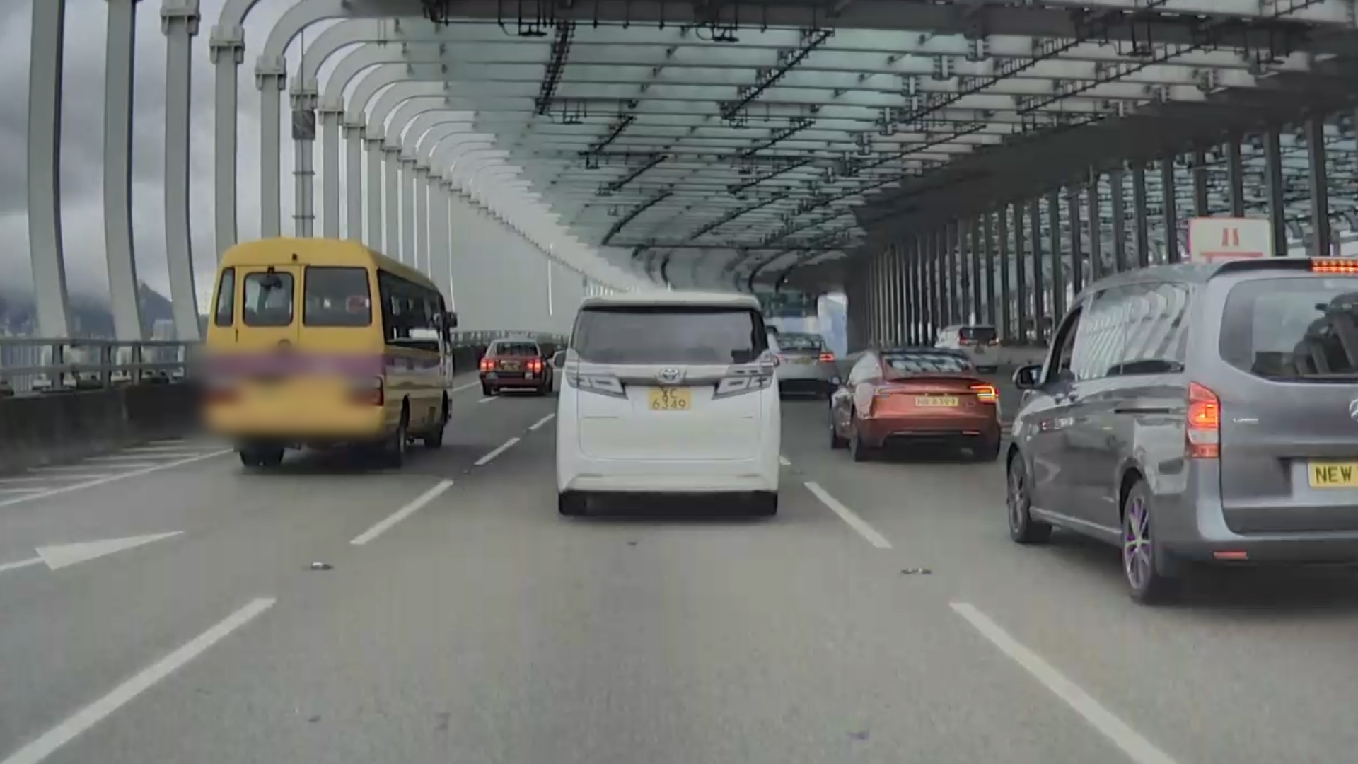 東張西望報料｜車Cam｜校巴東區走廊「左穿右插」仲疑似超速？觀眾報料：似揸紅Van咁