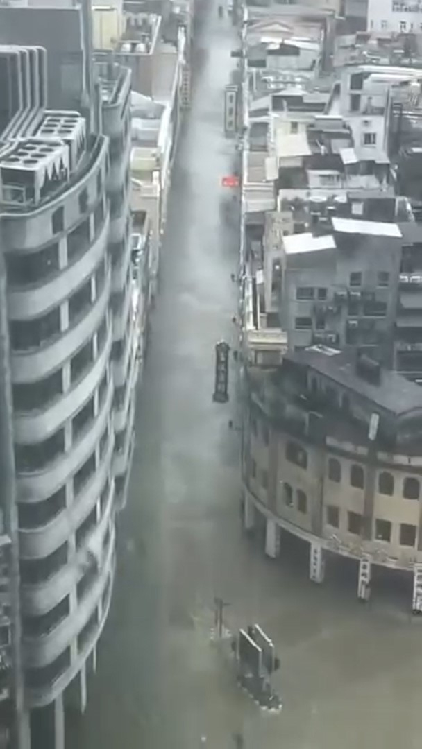 亞美打利庇盧大馬路（新馬路）發生嚴重水浸。（網上影片截圖）