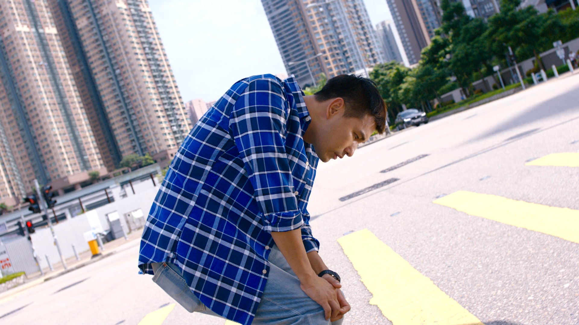 阿鏈行行吓突然停喺馬路中間，仲成個人「斷頭式」彎曲身軀，好古怪。
