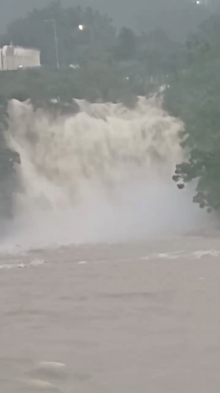 洶湧的洪水在瀑布灣傾瀉入海，形成跨度相當大的瀑布，其氣勢磅礴，並濺起大量水氣。