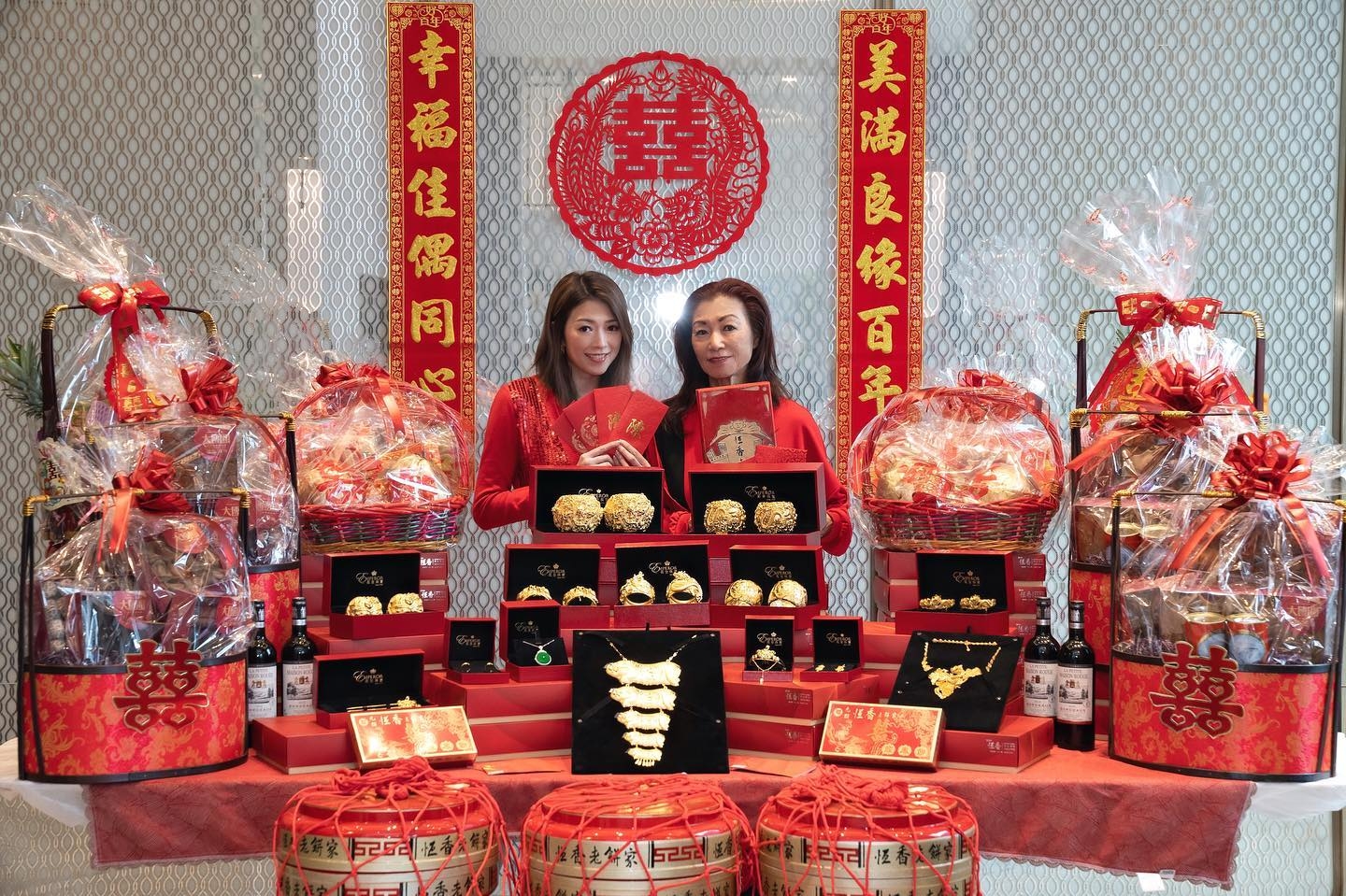 Shiga就同媽咪一齊著到紅噹噹迎接，仲將海味呀、喜餅同金器掛好哂影相
