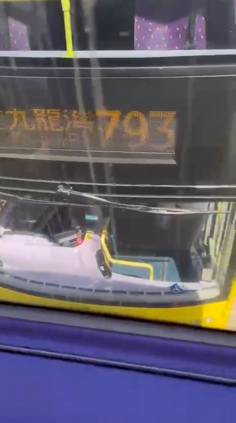 事件發生在一輛停泊的793線巴士內。（觀眾報料影片截圖）