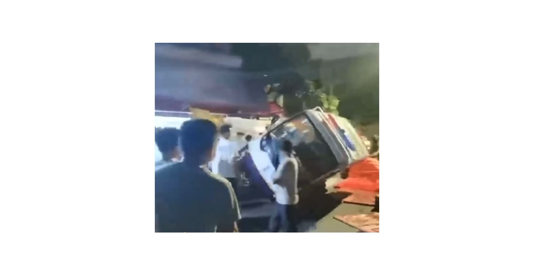 海珠區有警車被抗議民眾推翻。網絡圖片