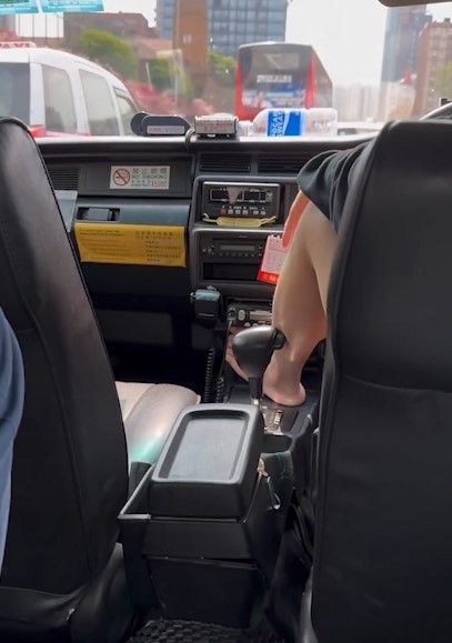 的士司機勁高難度「棟高腳」揸車兼不停吐痰