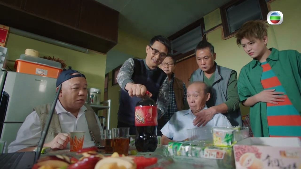 噚晚翰叔啃親一幕既瘋狂又搞笑，嘗試幫啃親嘅翰叔chok番粒提子出嚟。