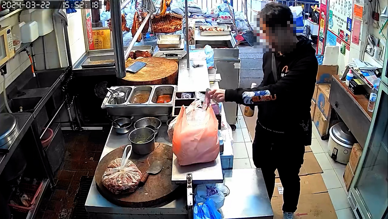 涉事男子入店後四處張望，趁無人為意分數次取走錢箱及抽屜內的現鈔，偷竊全程約45秒。（Threads影片截圖／@skwhowin）