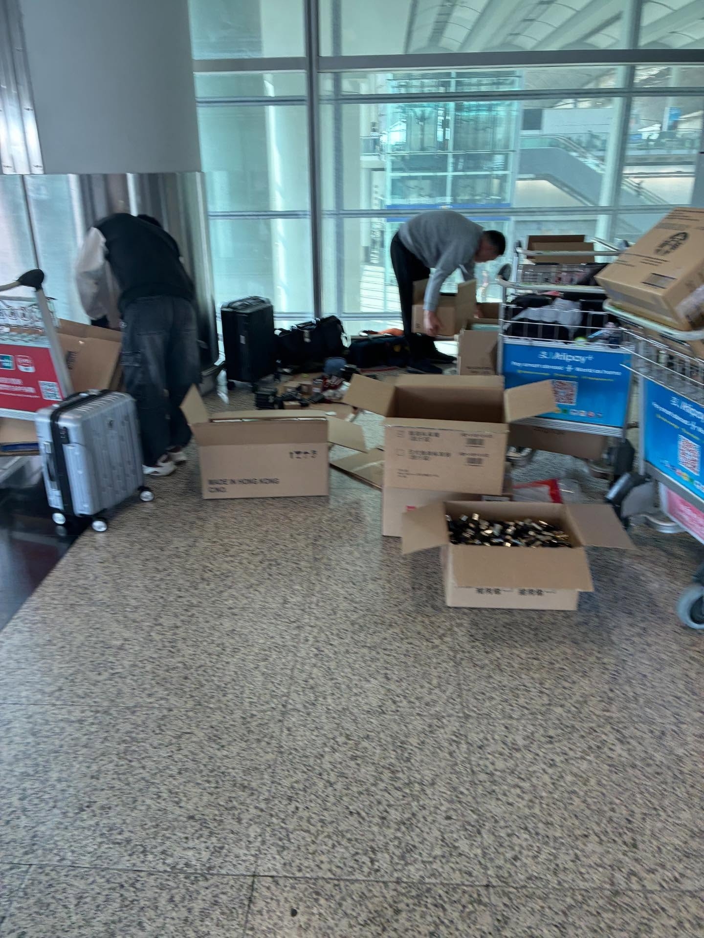 機場離境大堂水貨客勁猖狂　隨地拆盒執貨當周邊人無到　市民質疑：係咪逃稅 (Threads@laitinggg)