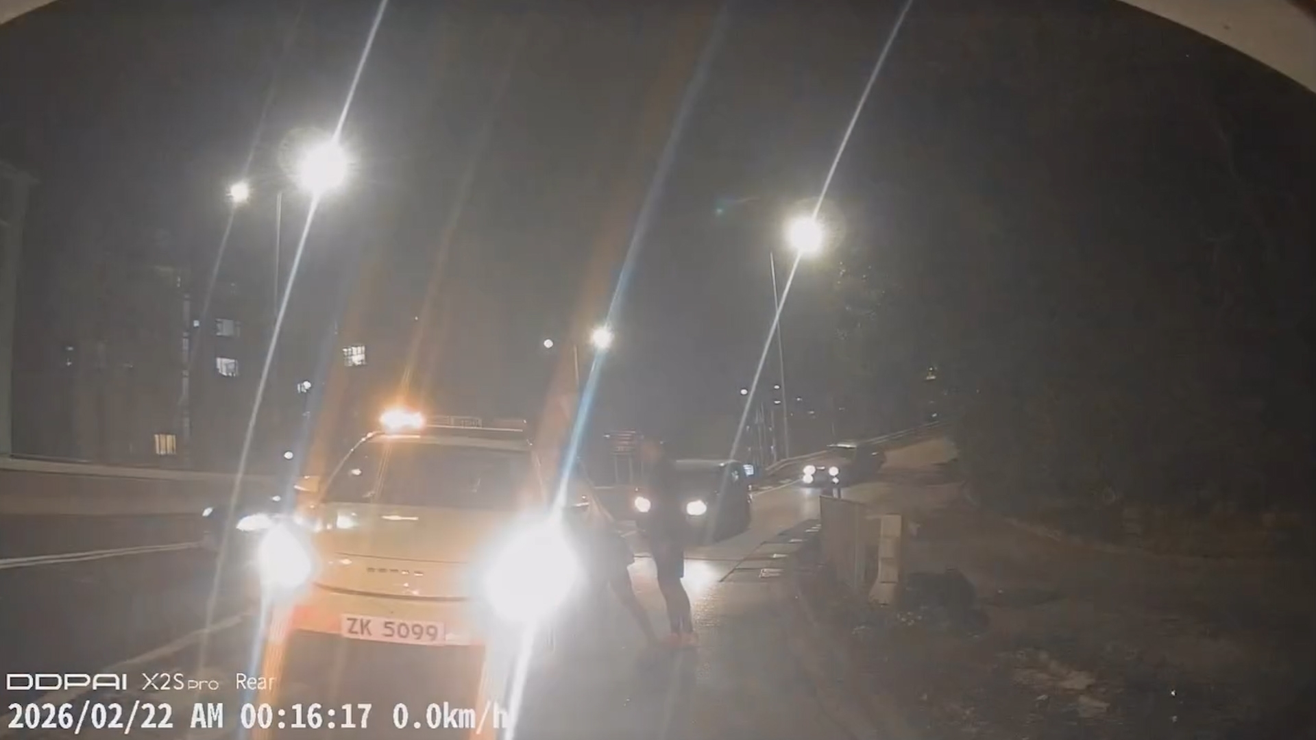 好心情侶落車幫忙獲讚：好有愛！