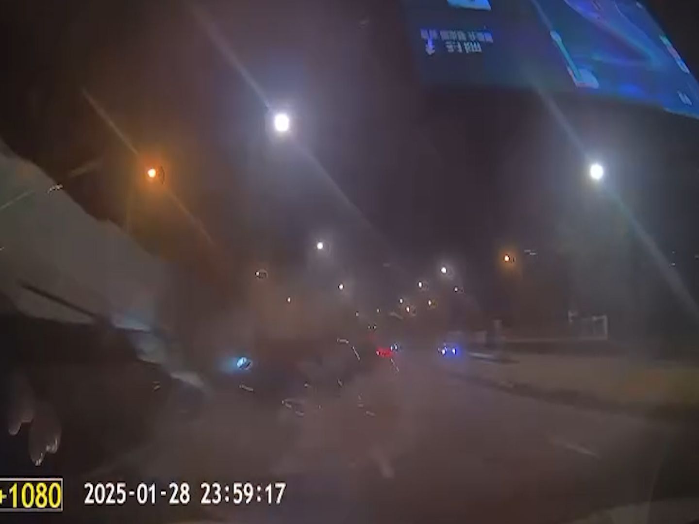 呈祥道私家車影線位切線失敗，鏟石壆再連打關斗四輪朝天