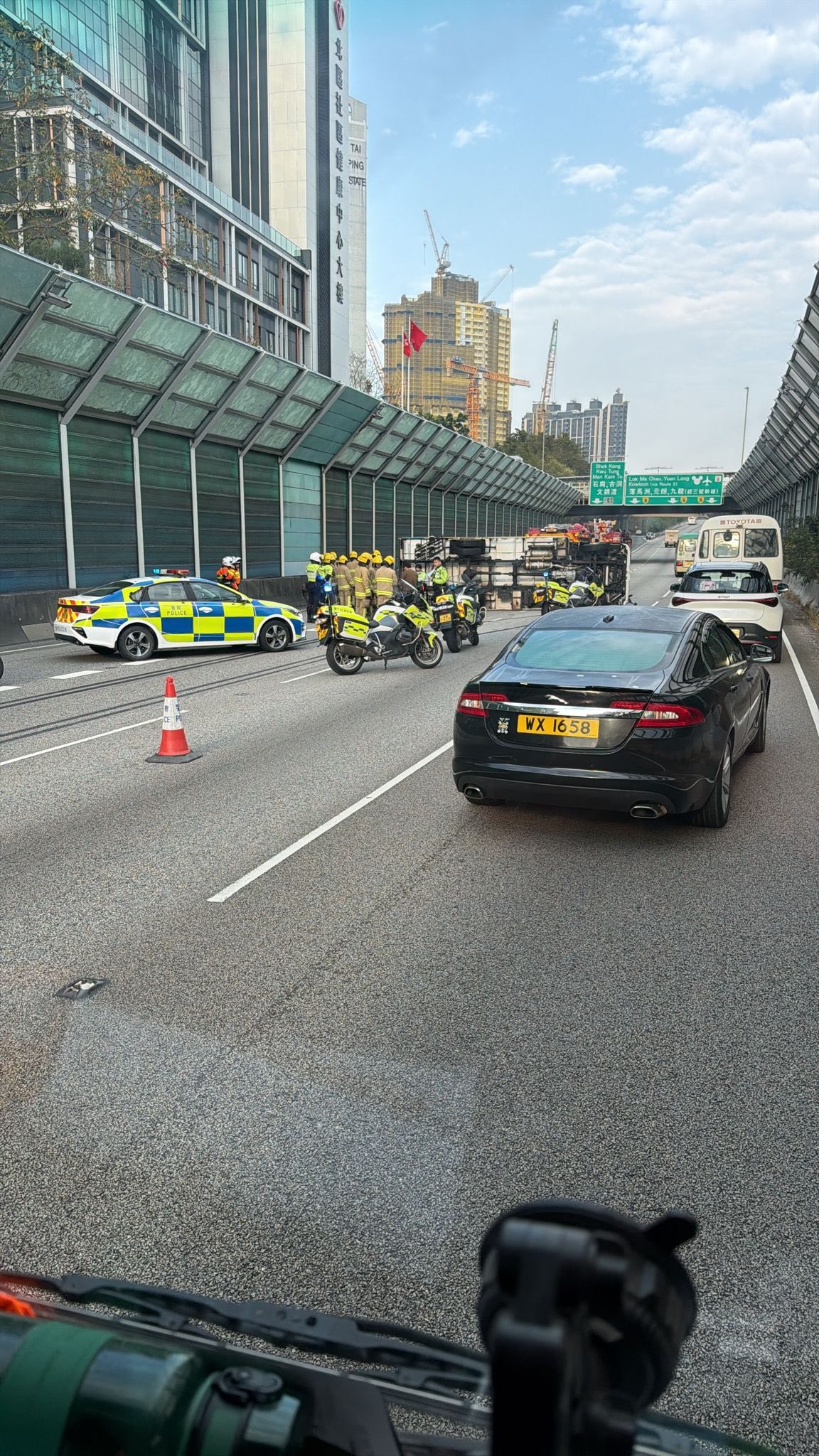 粉嶺公路貨車翻側涉與私家車相撞　司機一度被困後自行爬出 (FB@bosco chu)