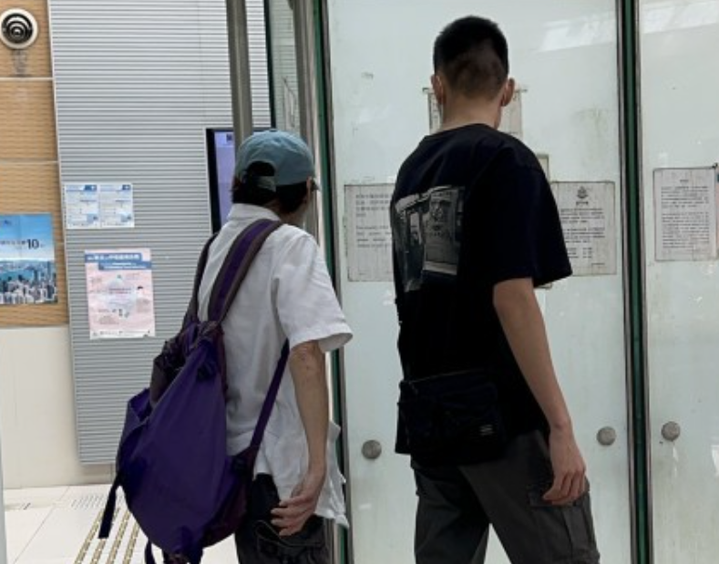 唐佳逝世｜親友到殮房辦理認屍手續