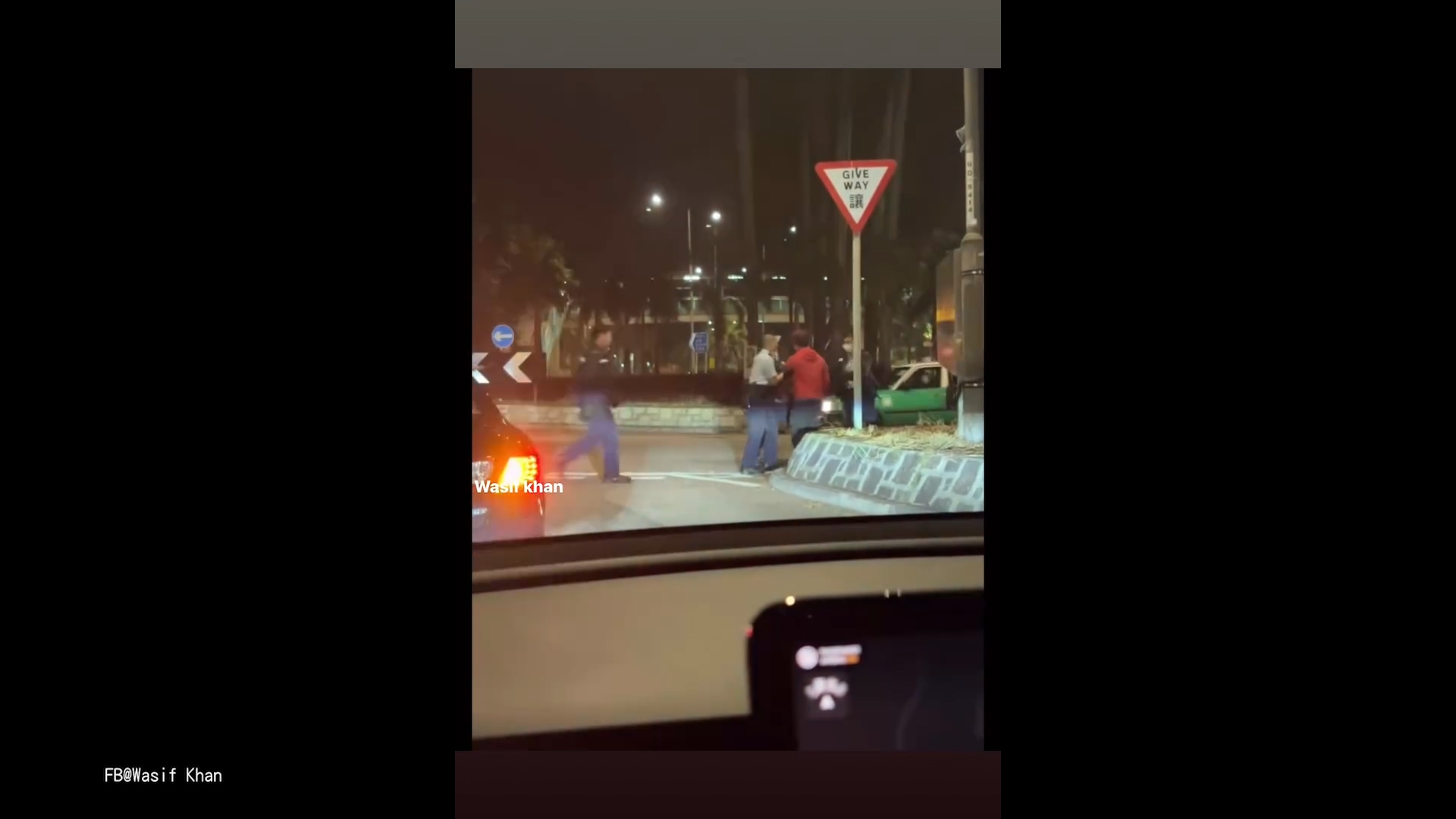 粉嶺軍地男子情緒激動衝出迴旋處　手持鐵板揮舞　有人高聲大呼「襲警」