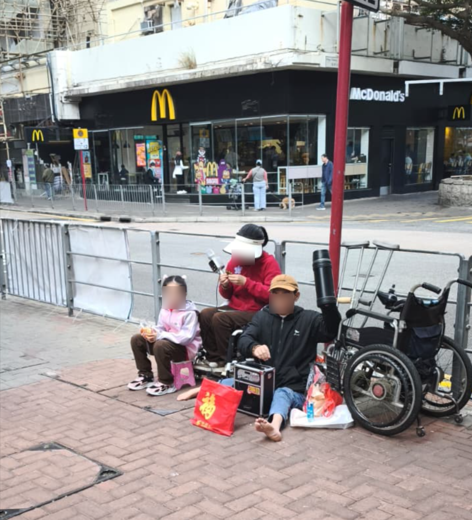 東張西望報料｜西灣河乞丐猖獗「全家」出動行乞 (觀眾顏先生提供)