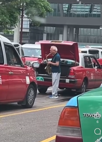 的士司機忙碌工作不忘調劑生活，的士站吹色士風獲稱讚浪漫。