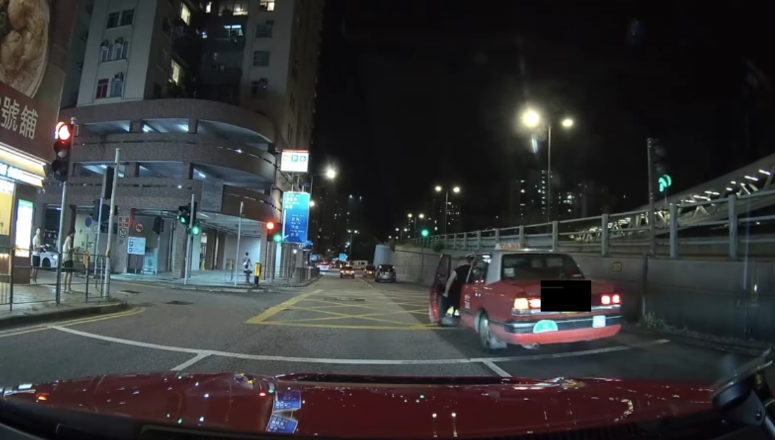 車Cam直擊｜荔枝角道男子中途落的士　司機踩油門撞乘客畫面曝光
