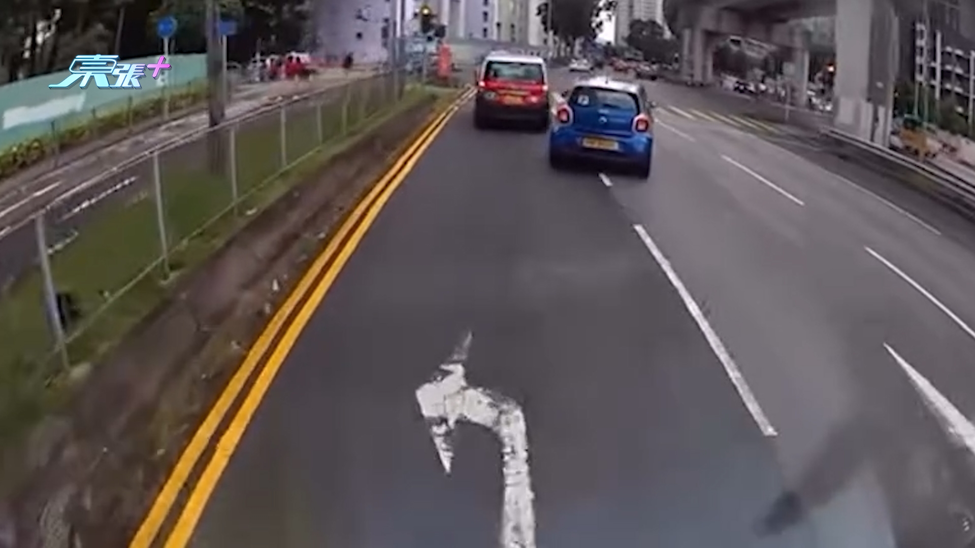 車Cam直擊｜P牌司機馬鞍山誇張「抽頭衝紅燈」　網民：未甩P就玩咁大