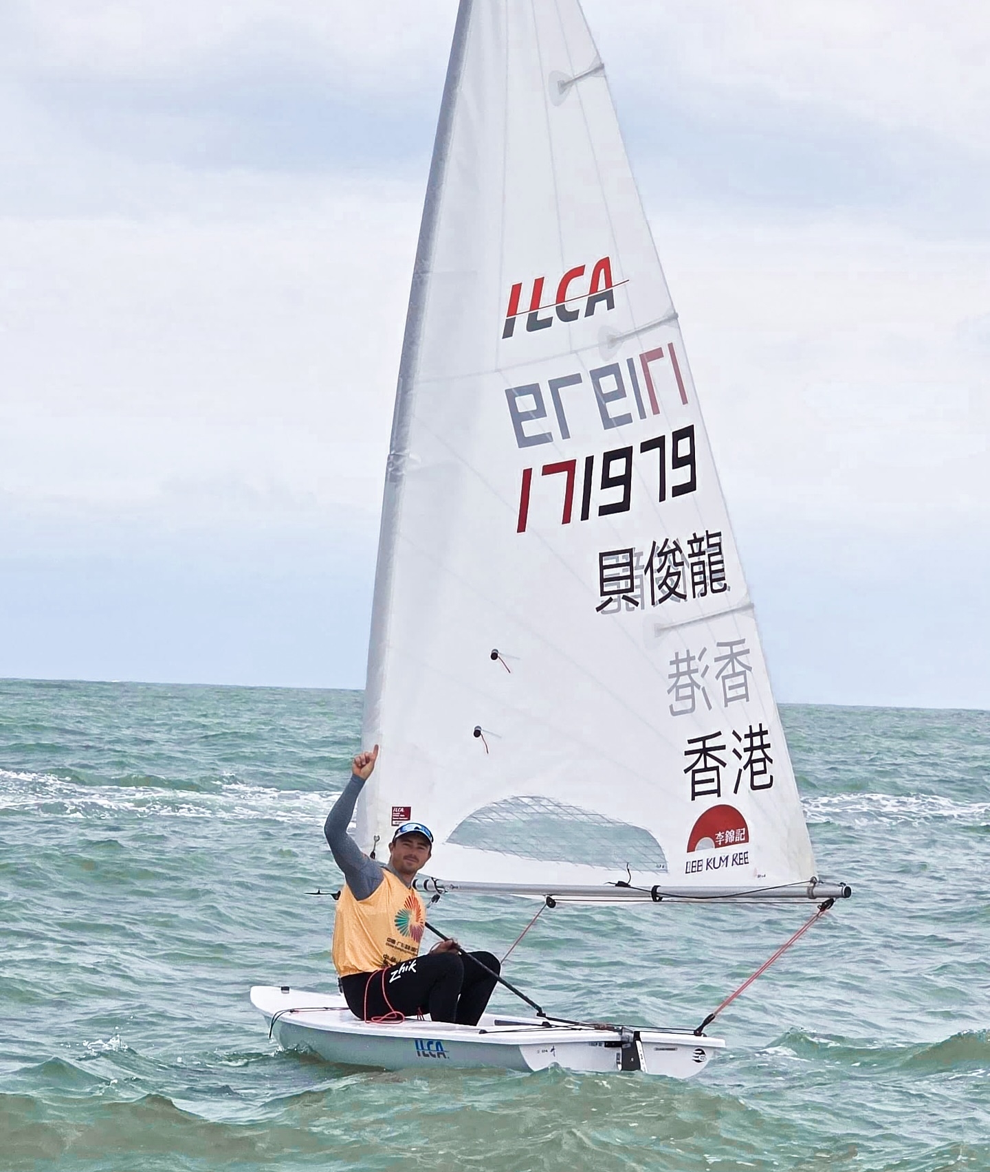 May be an image of boat racing, kayak, sail, sailboat and text that says 'ILCA ΕΓΕΙΓ /7/979 貝俊龍 養香 香港 李胸巴 ABKHRE EKME 認'