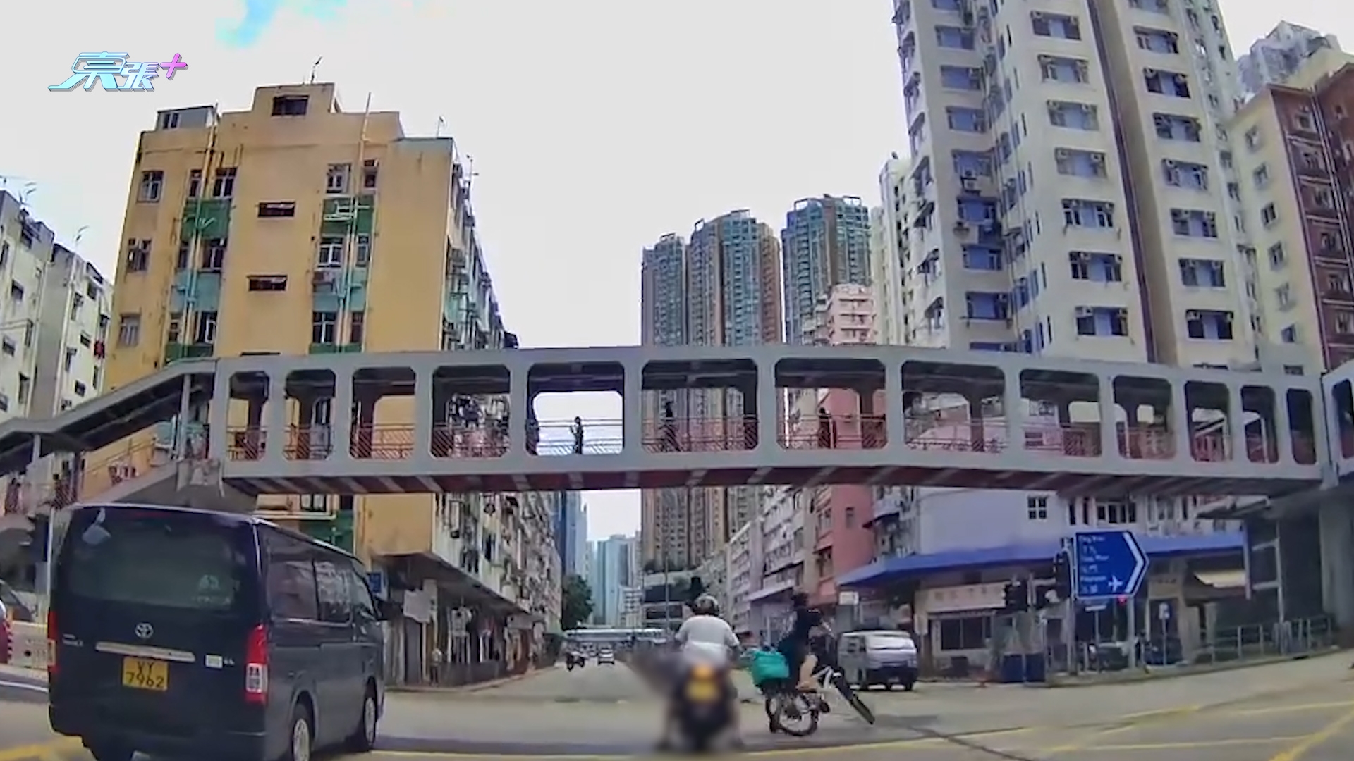 車Cam直擊｜荃灣電單車VS電動單車　馬路橫行撞鐵騎士仲反鬧對方