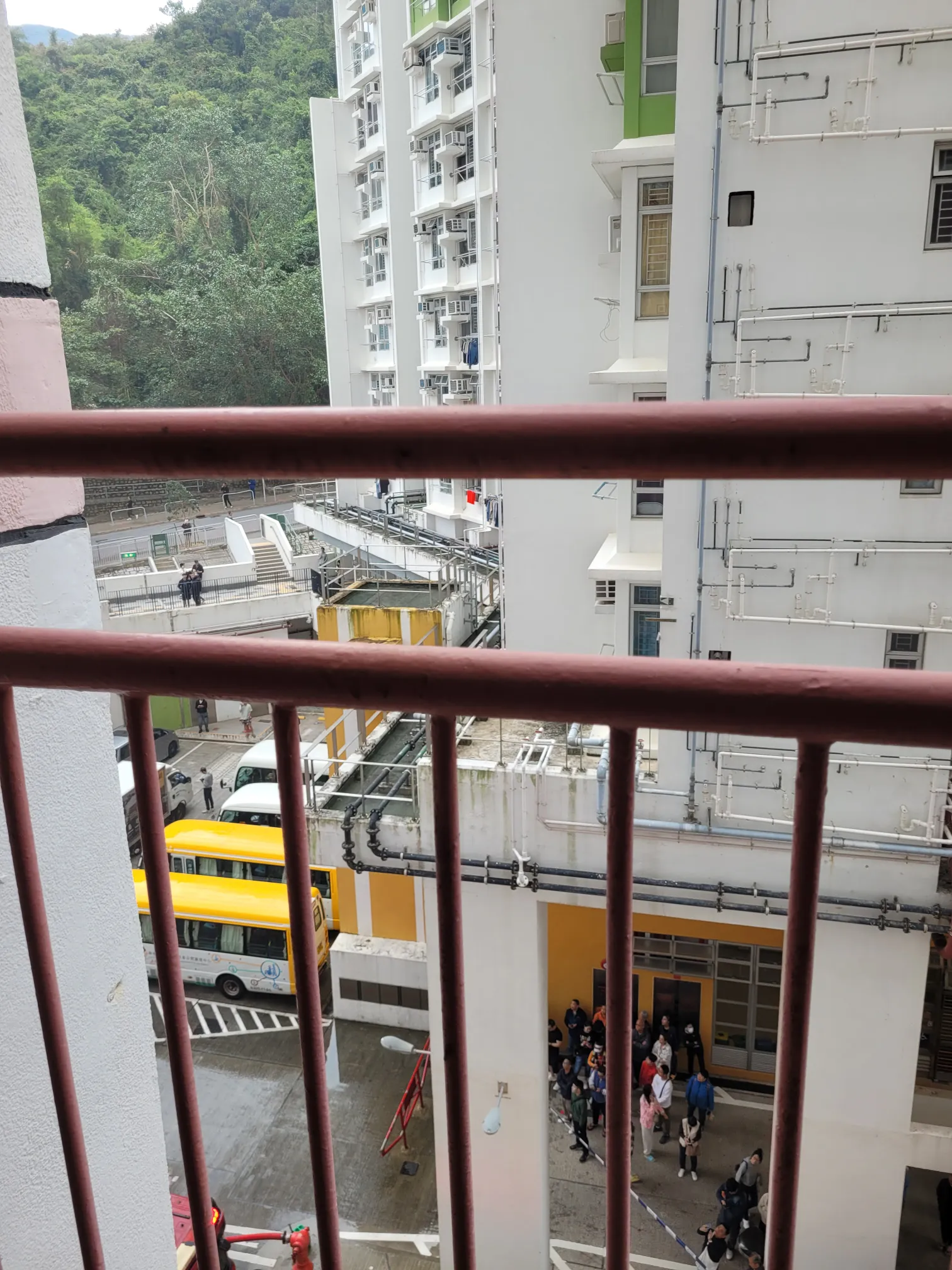 鑽石山富山邨單位廚房起火　八旬老翁昏迷搶救　約百名居民緊急疏散