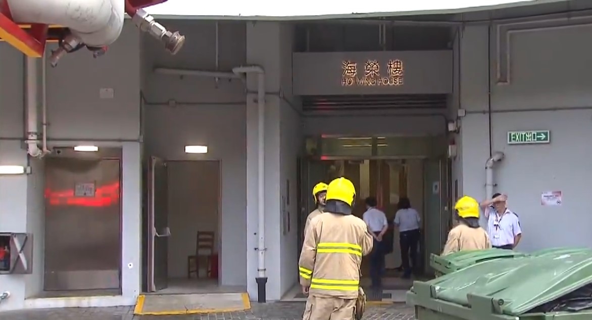 現場消息指，消防初步調查，懷疑是煙蒂引起火警。