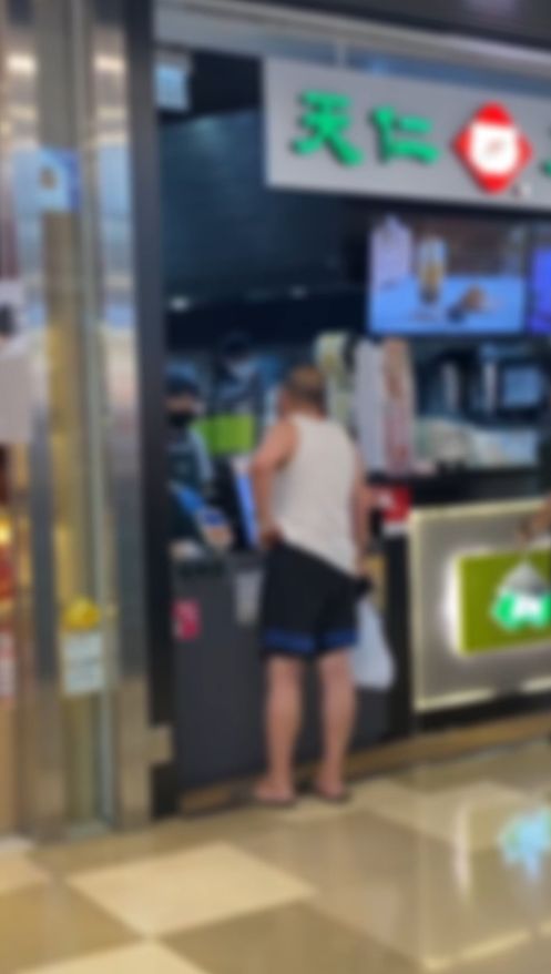 元朗中年漢爆粗大鬧台式飲品店，疑要膠袋不肯加$1。