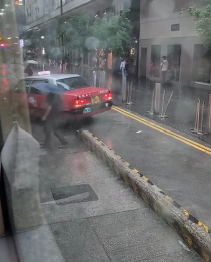 百德新街的士站的士「飛象過河」　卡住石壆動彈不能惹網民熱議