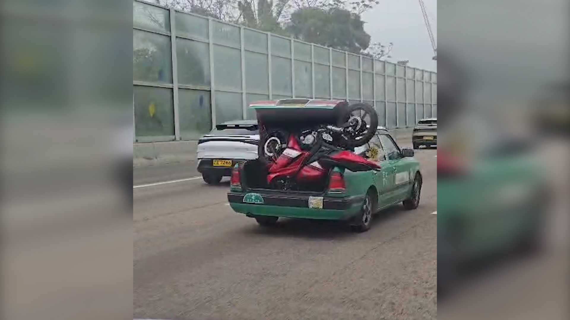 東張西望報料｜綠的變「運貨車」車尾箱放電單車　元朗公路中間奔馳勁牙煙