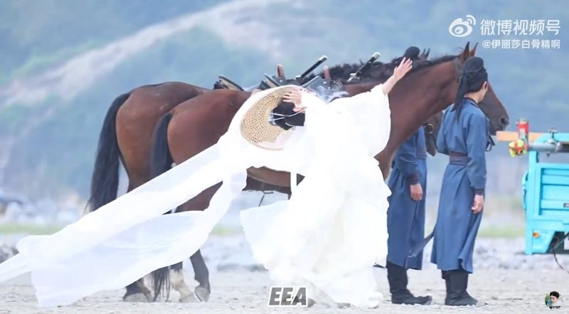 孟子義拍戲不慎發生意外摔倒。 圖／擷自微博