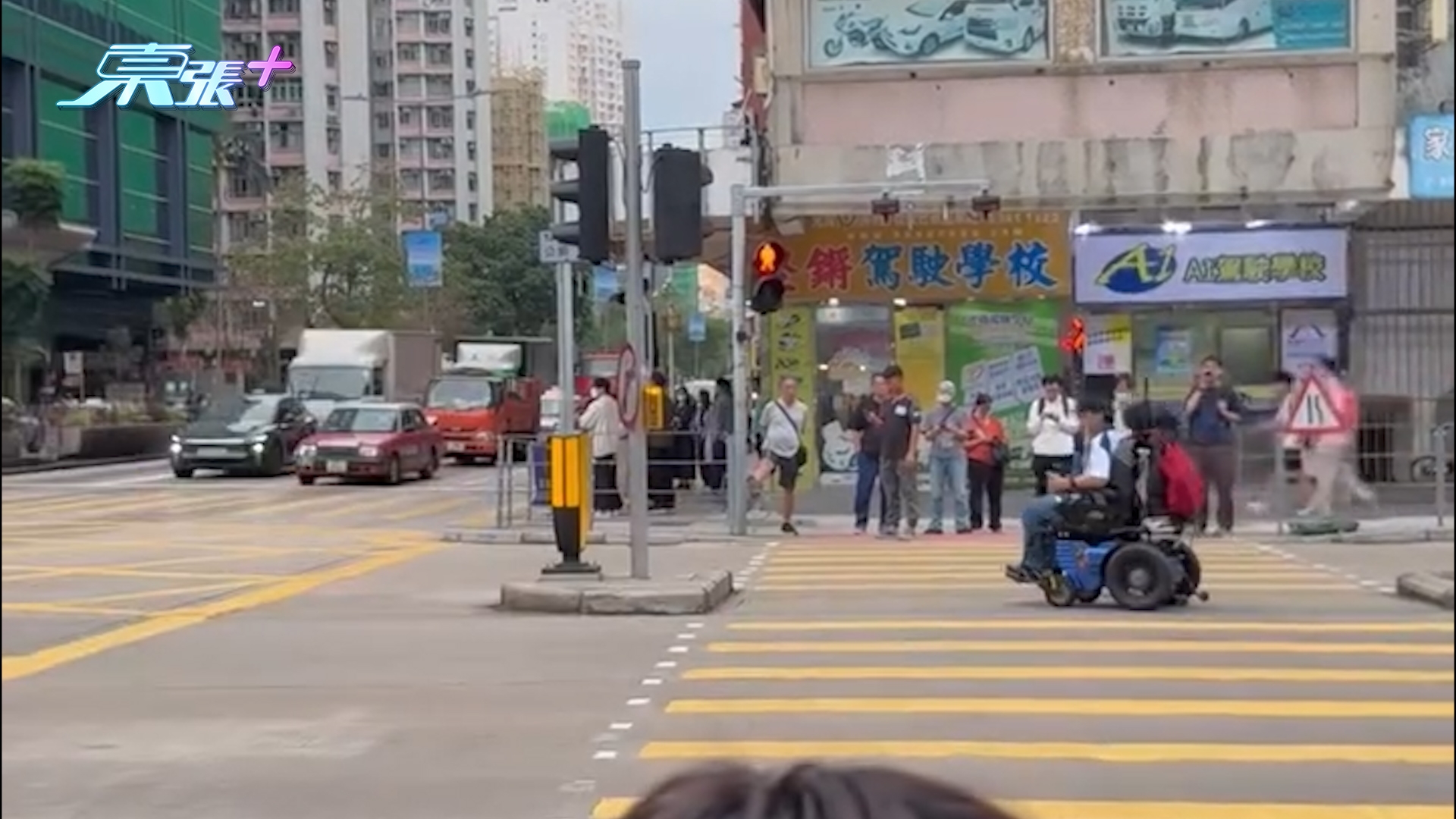 東張西望報料｜深水埗電動輪椅「奔馳」馬路　車流中突然停低　觀眾：準備開Uber接單？
