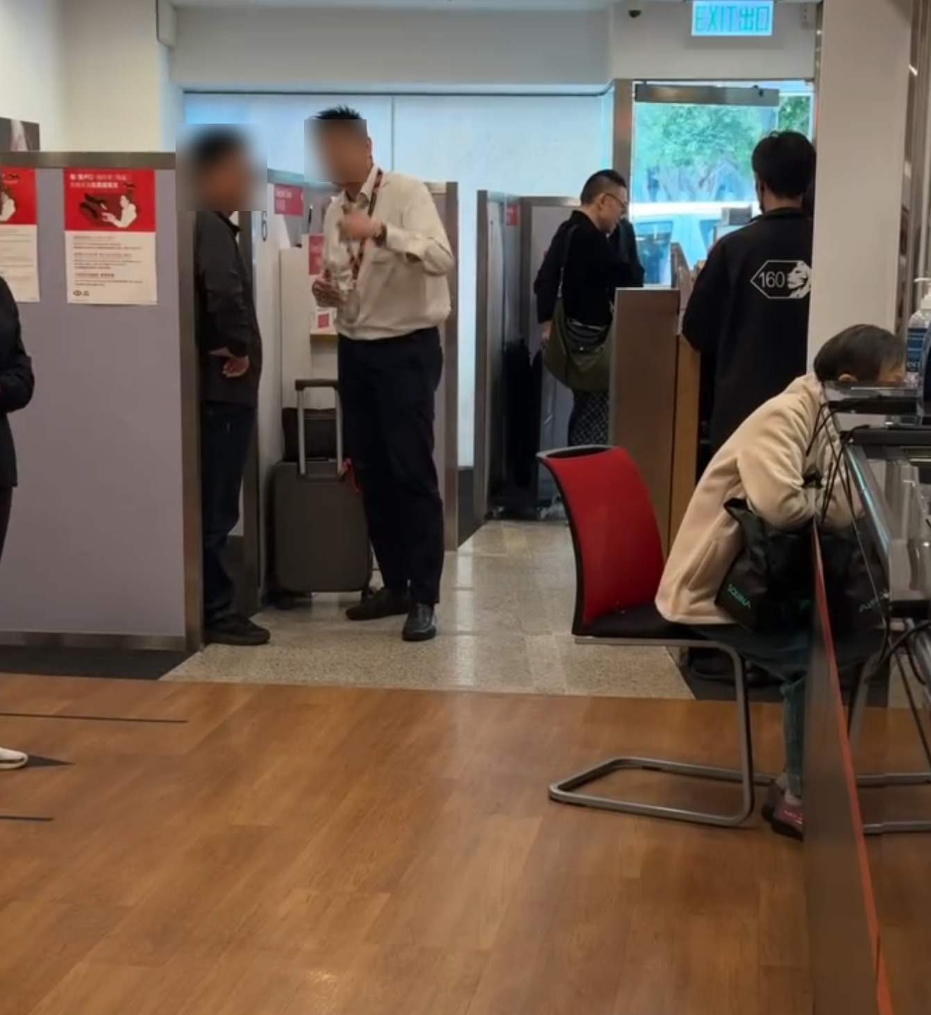 其後有疑似高級職員介入，男子仍堅持要求銀行「處理」該名職員，否則會到總行「鬧事」。(網上截圖)