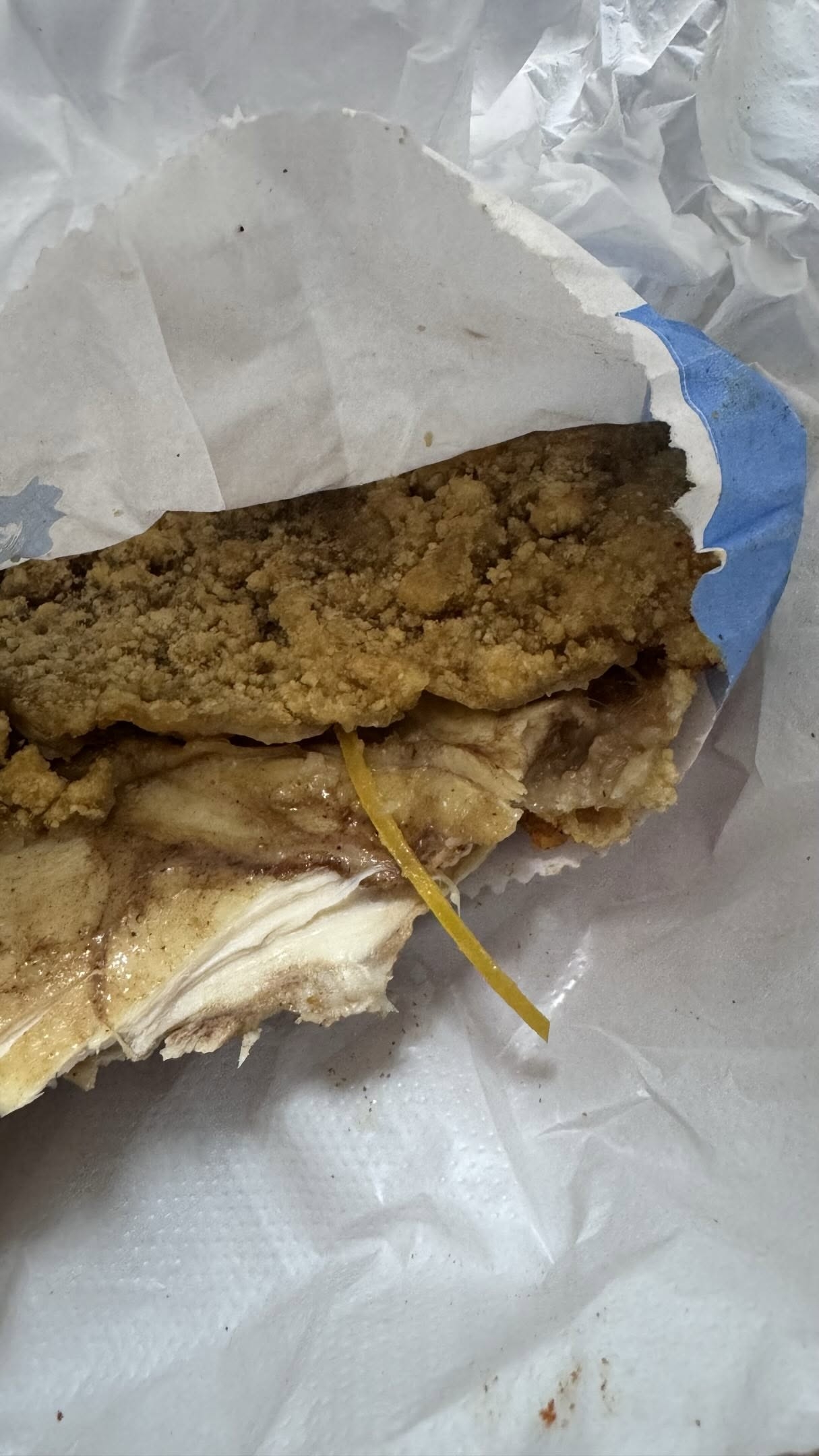 有市民在購買雞排後，竟然在肉塊中拉出疑似橡筋的物體。