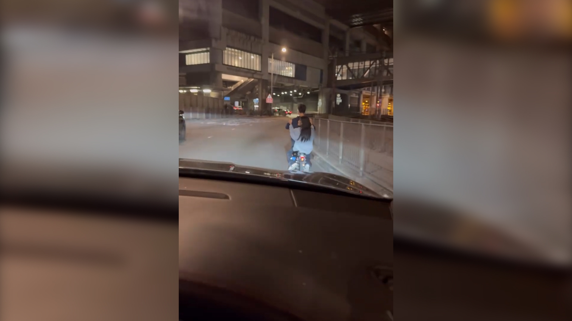 屯門男女無視法例　當街開電動單車仲唔戴頭盔　片主：我以為我喺深圳