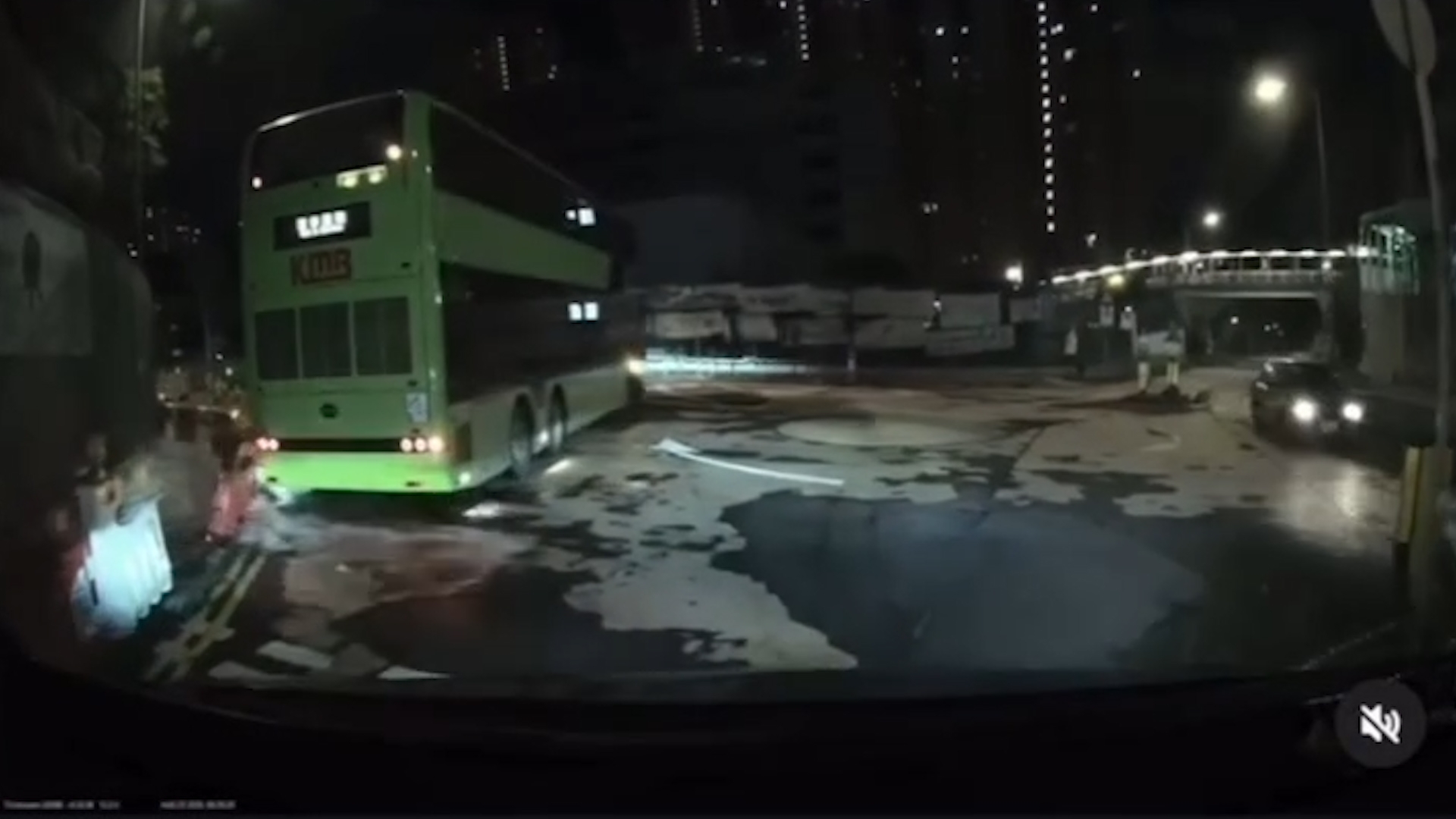 車Cam直擊｜訓練巴士撞水馬後順手牽羊「帶隊做龍頭」　網民：請再考牌